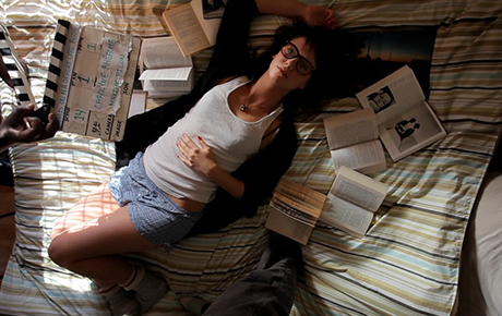 Synopsis : C'est l'histoire d'Aurélie qui aime Nicolas et qui aime aussi François, puis les arts abstraits, le chocolat et l'odeur des boulangeries. Jamais on ne lui a offert une rose et jamais elle n'aurait crue être la vedette d'un triangle amoureux. Il ne faut jamais dire jamais.<br /><br />
Diffusion internationale, festivals <br /><br />
Réalisé par Carolyne Rhéaume<br />
DP : Maxime Pilon-Lalande<br />
Production Sandrine Berger, Carolyne Rhéaume<br />
Caméra : Canon 5D<br /><br />

*** Film coup de cœur du Cannes Short Film Corner 2011, programme Crazy Canucks par Danny Lennon (ONF/NFB).
